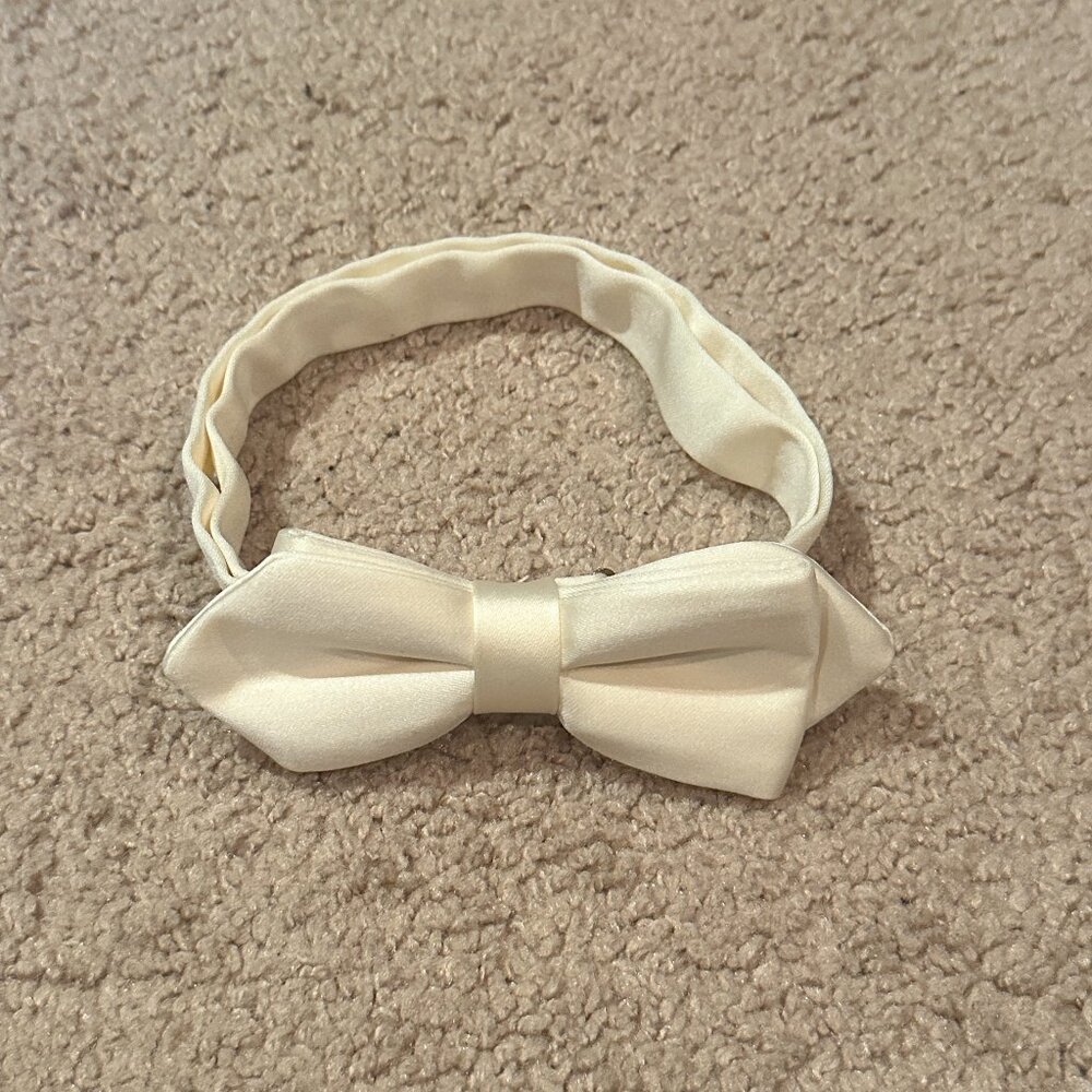 SATIN WHITE CLIP-ON BOW TIE BRAND NEW WITHOUT TAGS